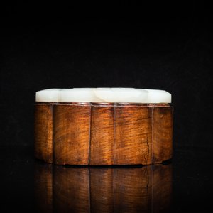 Une boîte en bois au couvercle en jade blanche en forme de ruyi, Chine, 18/19ème — photo 7