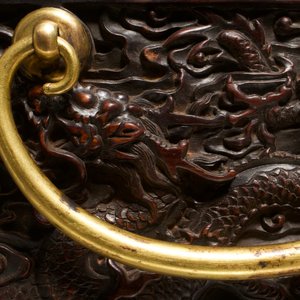 Une boîte en bois de zitan aux montures en émaux cloisonnés et anses en bronze doré, Qing — photo 12
