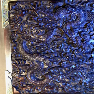 Une boîte en bois de zitan aux montures en émaux cloisonnés et anses en bronze doré, Qing — photo 16