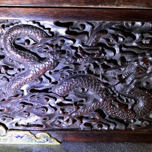 Une boîte en bois de zitan aux montures en émaux cloisonnés et anses en bronze doré, Qing — photo 21