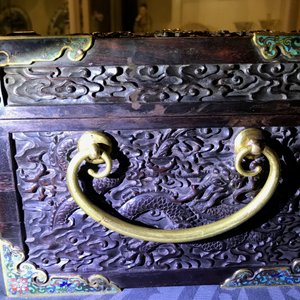 Une boîte en bois de zitan aux montures en émaux cloisonnés et anses en bronze doré, Qing — photo 24