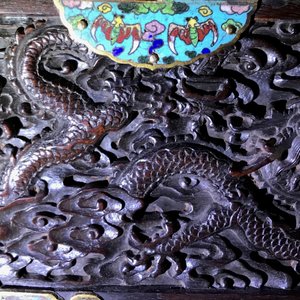 Une boîte en bois de zitan aux montures en émaux cloisonnés et anses en bronze doré, Qing — photo 33