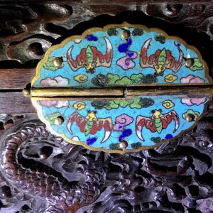 Une boîte en bois de zitan aux montures en émaux cloisonnés et anses en bronze doré, Qing — photo 34