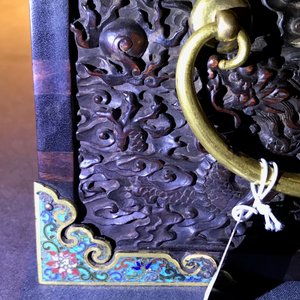 Une boîte en bois de zitan aux montures en émaux cloisonnés et anses en bronze doré, Qing — photo 39