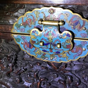 Une boîte en bois de zitan aux montures en émaux cloisonnés et anses en bronze doré, Qing — photo 43