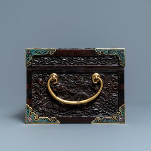 Une boîte en bois de zitan aux montures en émaux cloisonnés et anses en bronze doré, Qing — photo 5