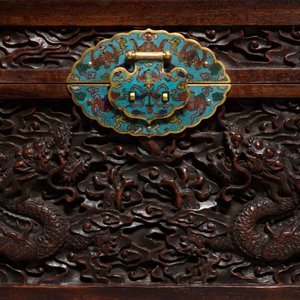 Une boîte en bois de zitan aux montures en émaux cloisonnés et anses en bronze doré, Qing — photo 8