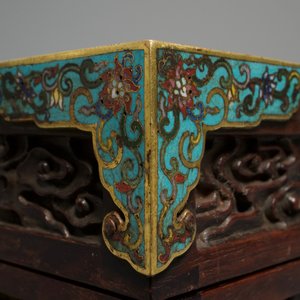 Une boîte en bois de zitan aux montures en émaux cloisonnés et anses en bronze doré, Qing — photo 9