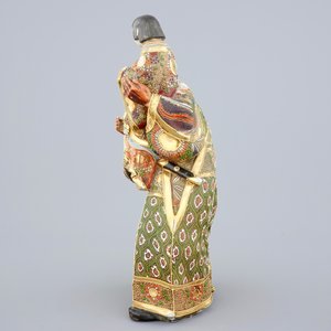 Une boîte en cuivre émaillé Ando Jubei et une grande figure en porcelaine Satsuma, Japon, 19ème — photo 3
