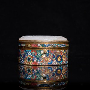 Une boîte en émaux cloisonnés au couvercle en jade blanche, Chine, 19ème — photo 7
