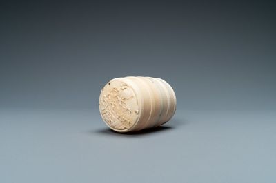 Une boîte en forme de tonneau figurant deux scènes bacchanales, France, 18ème