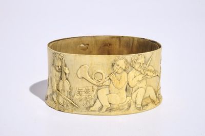 Une boîte en ivoire sculpté à décor de garçons jouant de la musique, prob. France, 18/19ème