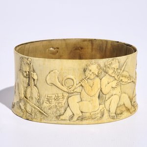 Une boîte en ivoire sculpté à décor de garçons jouant de la musique, prob. France, 18/19ème — photo 1