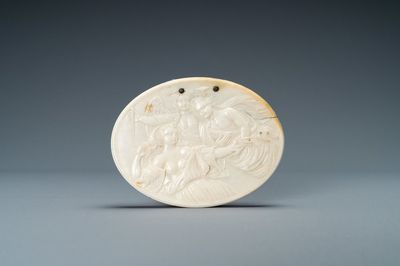 Une boîte ovale en ivoire sculpté d’une scène en bas-relief avec Diane et ses nymphes, monture en argent, 18ème