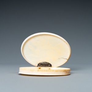 Une boîte ovale en ivoire sculpté d’une scène en bas-relief avec Diane et ses nymphes, monture en argent, 18ème — photo 6