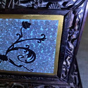 Une boîte rectangulaire en bois sculpté et émaux cloisonnés, Chine, 19ème — photo 12