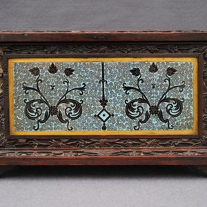 Une boîte rectangulaire en bois sculpté et émaux cloisonnés, Chine, 19ème — photo 36
