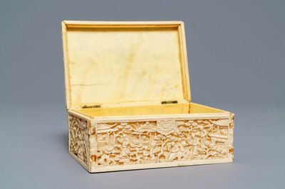 Une boîte rectangulaire en ivoire sculpté, Chine, Canton, 19ème