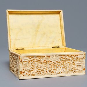 Une boîte rectangulaire en ivoire sculpté, Chine, Canton, 19ème — photo 1