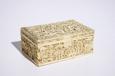 Une boîte rectangulaire en ivoire sculpté, Chine, Canton, 19ème