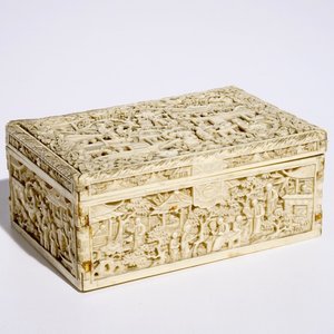 Une boîte rectangulaire en ivoire sculpté, Chine, Canton, 19ème — photo 1