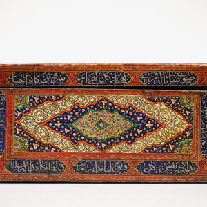 Une boîte rectangulaire en papier mâché peint et laqué, Qajar, Iran, 19ème — photo 4