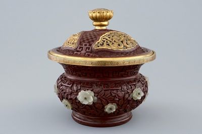 Une boîte ronde avec son couvercle en laque de Chine et jade, 19/20ème