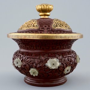 Une boîte ronde avec son couvercle en laque de Chine et jade, 19/20ème — photo 2