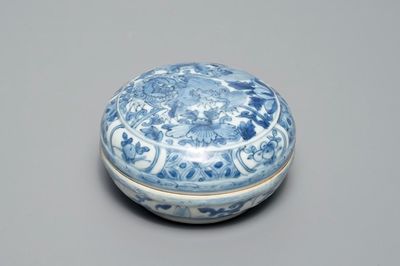 Une boîte ronde couverte en porcelaine de Chine bleu et blanc, Kangxi