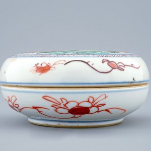 Une boîte ronde et son couvercle en porcelaine de Chine famille verte, Kangxi — photo 4