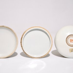 Une boîte ronde et son couvercle et un lave-pinceaux en porcelaine de Chine, République, 20ème — photo 3