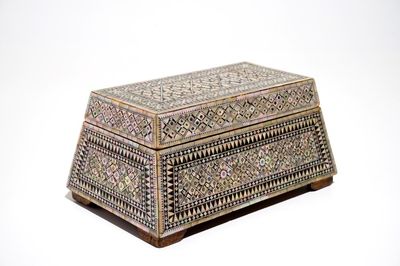 Une boîte trapézoïde incrusté de nacre, prob. Gujarat, Inde, Empire Moghol, 18/19ème