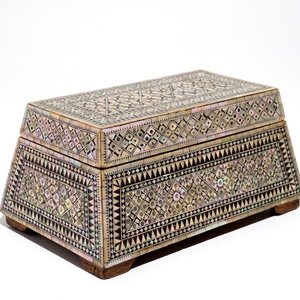 Une boîte trapézoïde incrusté de nacre, prob. Gujarat, Inde, Empire Moghol, 18/19ème — photo 1