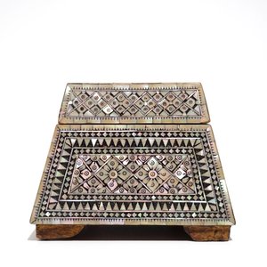 Une boîte trapézoïde incrusté de nacre, prob. Gujarat, Inde, Empire Moghol, 18/19ème — photo 3