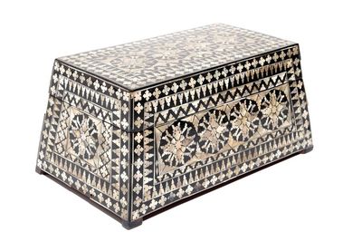 Une boîte trapézoïde incrusté de nacre, prob. Gujarat, Inde, Empire Moghol, 18/19ème