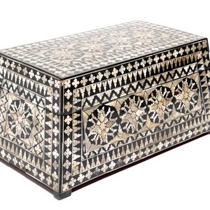 Une boîte trapézoïde incrusté de nacre, prob. Gujarat, Inde, Empire Moghol, 18/19ème — photo 1