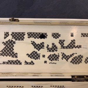 Une boîte, un porte-cartes et un support de carnet en ivoire, Chine, Canton, 19ème — photo 11