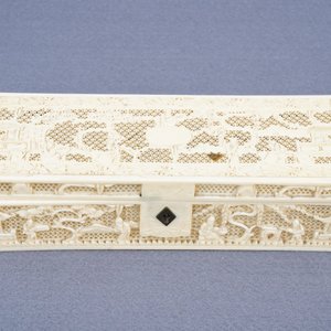 Une boîte, un porte-cartes et un support de carnet en ivoire, Chine, Canton, 19ème — photo 2