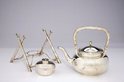 Une bouilloire sur présentoir en argent chinois, marque de Wang Hing, vers 1900