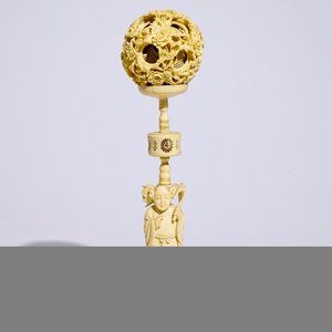 Une boule de Canton sur socle en ivoire sculpté, Chine, 19ème — photo 1