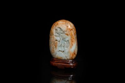 Une boule de forme ovale sculptée en jade céladon et rouille, Qing