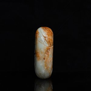 Une boule de forme ovale sculptée en jade céladon et rouille, Qing — photo 3