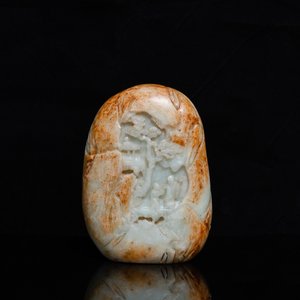 Une boule de forme ovale sculptée en jade céladon et rouille, Qing — photo 4