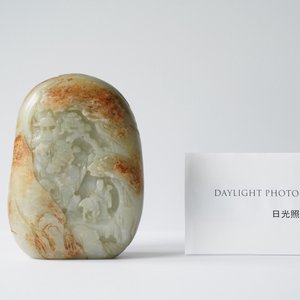 Une boule de forme ovale sculptée en jade céladon et rouille, Qing — photo 9