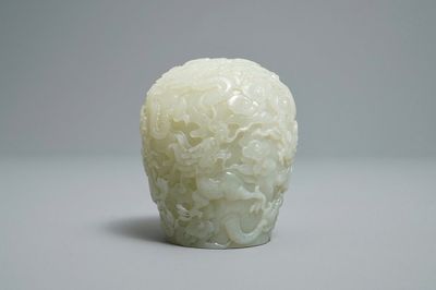 Une boule de stupa en jade céladon sculpté, Chine, 19/20ème