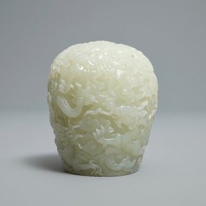 Une boule de stupa en jade céladon sculpté, Chine, 19/20ème — photo 3
