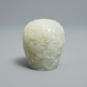 Une boule de stupa en jade céladon sculpté, Chine, 19/20ème — photo 7
