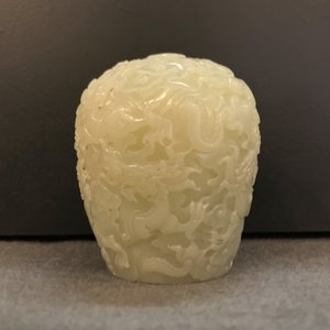 Une boule de stupa en jade céladon sculpté, Chine, 19/20ème — photo 8