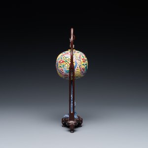 Une boule pot pourri ajourée en porcelaine de Chine famille rose, 19ème — photo 3