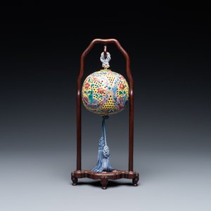 Une boule pot pourri ajourée en porcelaine de Chine famille rose, 19ème — photo 4